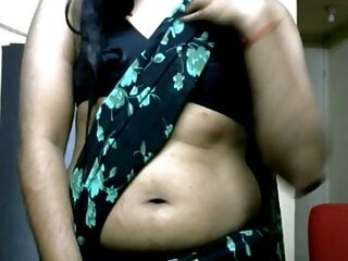Krithi Saree Belly Button Tease, Au Fait Folds, Viscera Shakes Accommodate Oneself To Up